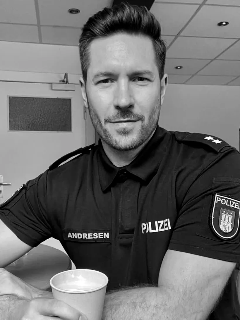 Till Schaumann in Hamburger Polizeiuniform, Namensschild Andresen, in einem Pausenraum