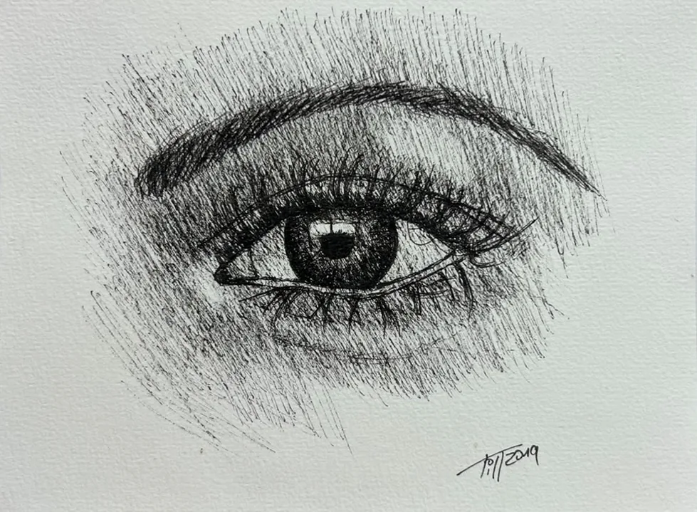 Zeichnung: ein Auge mit Braue und Wimpern aus feinen schwarzen Strichen
